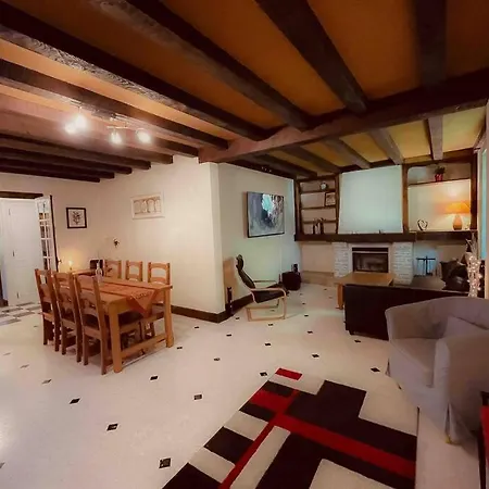 La Claperie, Familial, Parc Et Piscine Holiday home